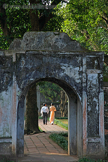 couple-walking-thru-archway-1.jpg