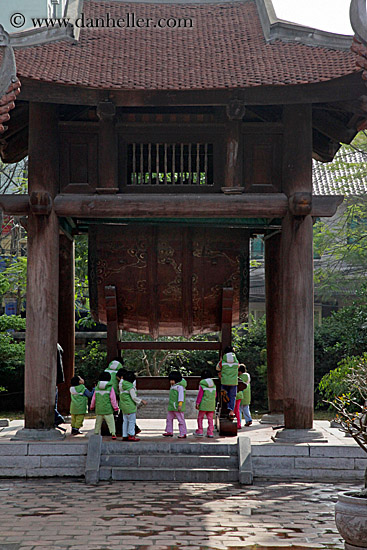 school-children-in-green-jackets-3.jpg