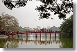 images/Asia/Vietnam/Hanoi/Lake/people-crossing-red-bridge-2.jpg
