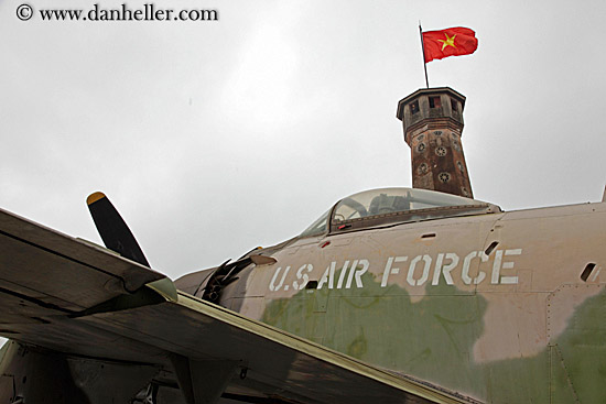 american-air-force-plane-n-vietnamese-flag-1.jpg