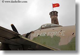 images/Asia/Vietnam/Hanoi/MilitaryHistoryMuseum/american-air-force-plane-n-vietnamese-flag-1.jpg