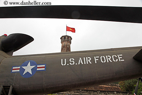 american-air-force-plane-n-vietnamese-flag-3.jpg