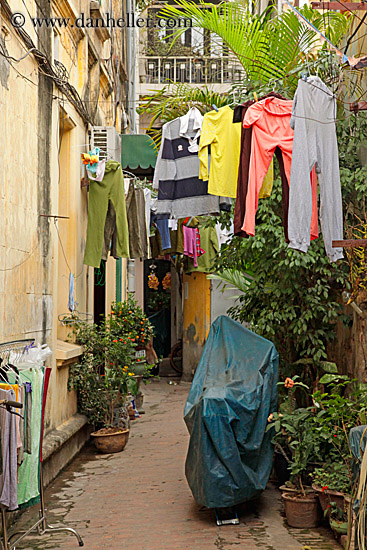 hanging-laundry-in-alley.jpg