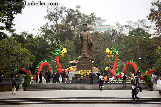 ly_thai_to-sculpture-n-red-dragon.jpg