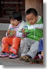 images/Asia/Vietnam/Hanoi/People/Children/children-w-straws-4.jpg