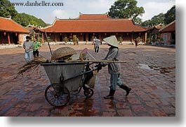 images/Asia/Vietnam/Hanoi/People/Gardeners/gardening-women-in-grey-w-white-conical-hats-6.jpg
