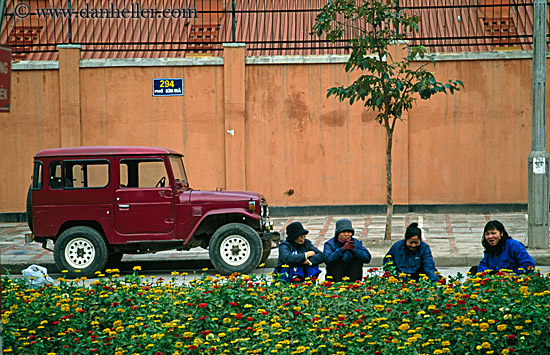 jeep-n-gardener-women-in-blue.jpg