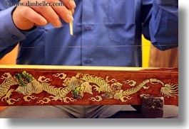 images/Asia/Vietnam/Hanoi/People/Men/hands-playing-string-instrument-2.jpg