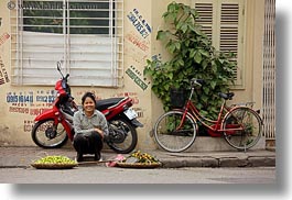 images/Asia/Vietnam/Hanoi/People/Women/woman-w-don_ganh-3.jpg