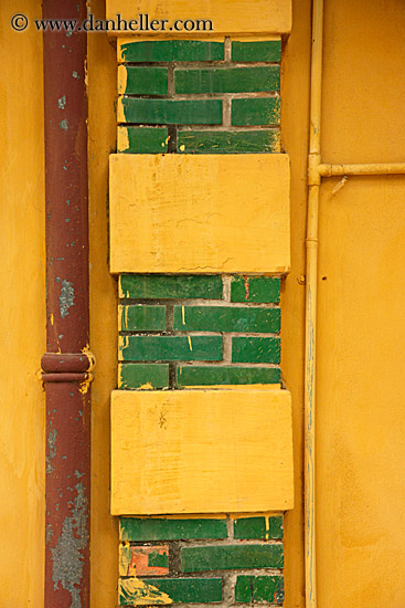 yellow-n-green-brick-w-pipe.jpg