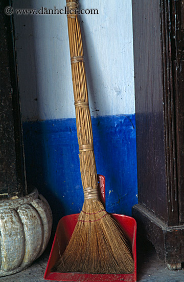 leaning-broom-01.jpg