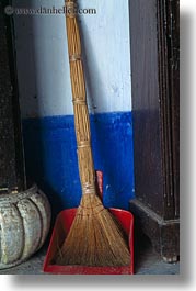 images/Asia/Vietnam/HoiAn/Art/leaning-broom-01.jpg