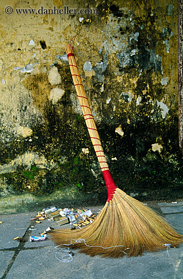 leaning-broom-02.jpg
