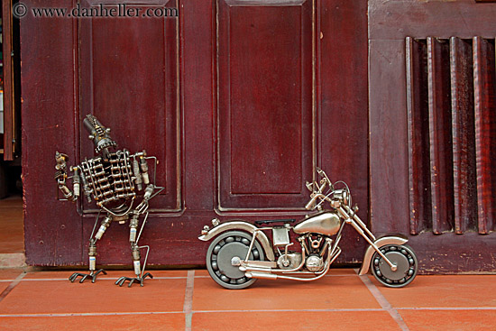 metal-robot-n-motorcycle.jpg