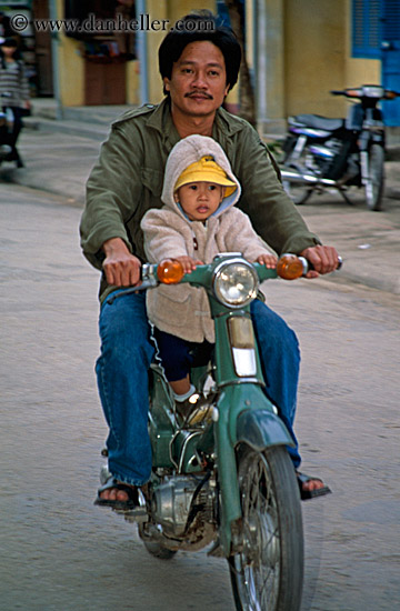 man-n-toddler-on-moped-2.jpg