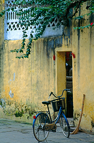 old-bike-n-yellow-wall-01.jpg