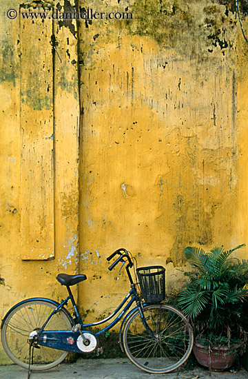 old-bike-n-yellow-wall-03.jpg