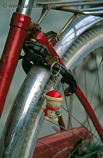 xmas-ornament-on-bike-wheel.jpg
