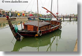 images/Asia/Vietnam/HoiAn/Boats/fishing-boat-n-bridge.jpg