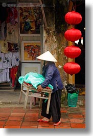 images/Asia/Vietnam/HoiAn/Lanterns/red-lanterns-n-concical-hat-2.jpg