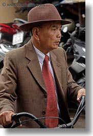 images/Asia/Vietnam/HoiAn/People/Men/business-man-w-bike.jpg