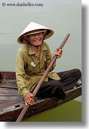 images/Asia/Vietnam/HoiAn/People/Men/old-man-in-boat-2.jpg