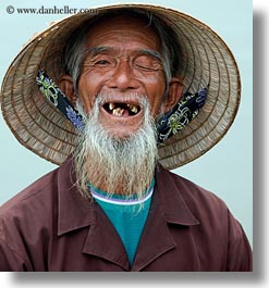 images/Asia/Vietnam/HoiAn/People/Men/old-man-in-boat-w-beard-2.jpg