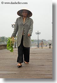 images/Asia/Vietnam/HoiAn/People/Women/old-woman-walking-on-deck.jpg