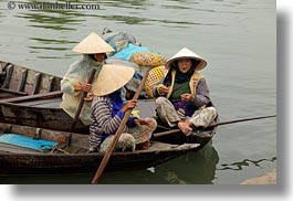 images/Asia/Vietnam/HoiAn/People/Women/old-women-in-fishing-boat-2.jpg