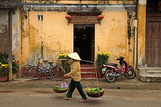 woman-carrying-don_ganh.jpg