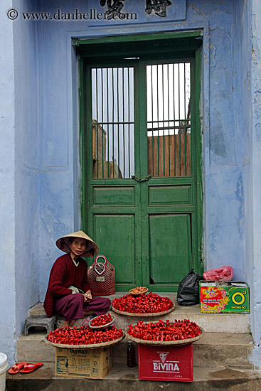 woman-selling-red-peppers-2.jpg