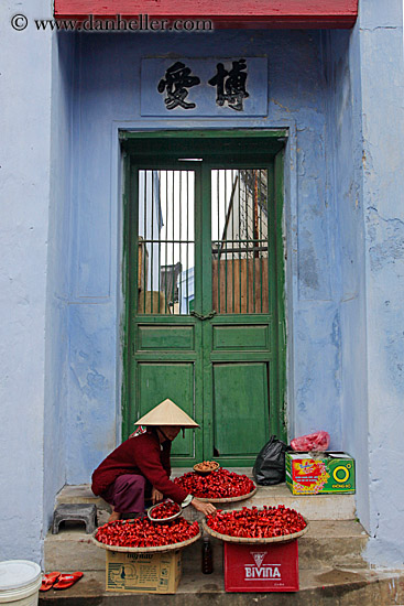 woman-selling-red-peppers-3.jpg