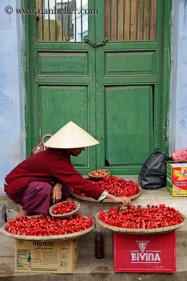 woman-selling-red-peppers-4.jpg
