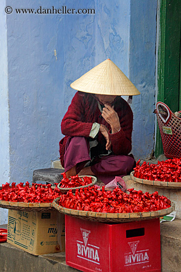 woman-selling-red-peppers-5.jpg