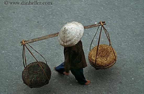 women-in-conical-hats-03.jpg
