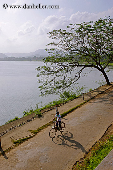 bicycles-by-lake-2.jpg