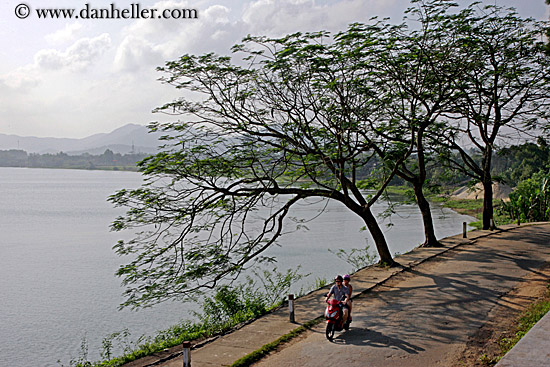 bicycles-by-lake-3.jpg