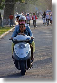 images/Asia/Vietnam/Hue/Bikes/family-on-motorcycle-1.jpg
