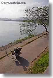 images/Asia/Vietnam/Hue/Bikes/woman-conical-hat-n-bike-2.jpg