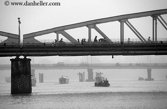 bridge-n-boats-bw.jpg