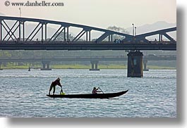 images/Asia/Vietnam/Hue/Boats/standing-n-paddling-boat-2.jpg