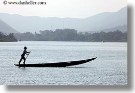 images/Asia/Vietnam/Hue/Boats/standing-n-paddling-boat-4.jpg