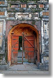 images/Asia/Vietnam/Hue/Citadel/old-broken-wood-door-arch-2.jpg