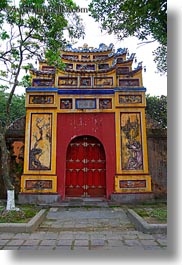 images/Asia/Vietnam/Hue/Citadel/red-door-pagoda-1.jpg
