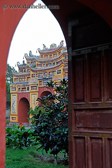 red-door-pagoda-thru-arch.jpg