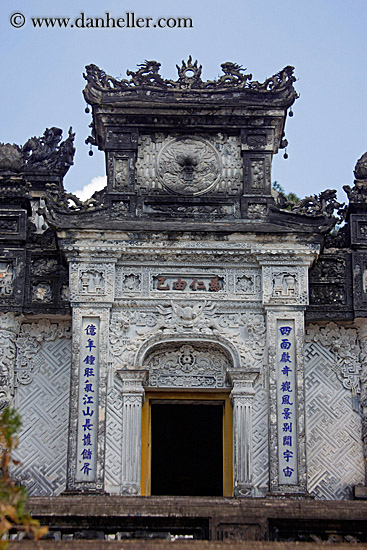 tomb-entry-1.jpg