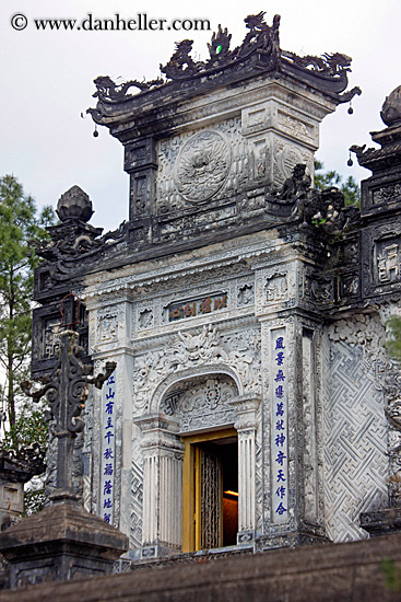 tomb-entry-2.jpg