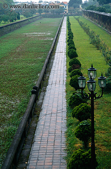 street_lamp-n-narrow-bridge-walkway.jpg