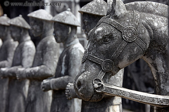 soldiers-n-horse-statues-2.jpg