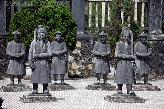 stone-soldier-statues-01.jpg